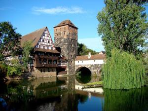 a building next to a river with a bridge at Altstadt - Exklusive 3-Zi-Wohnung mit 90 qm und großem Balkon in Nürnberg