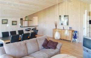 sala de estar con sofá y comedor en Amazing Home In Rdby With 4 Bedrooms, Sauna And Wifi, en Kramnitse