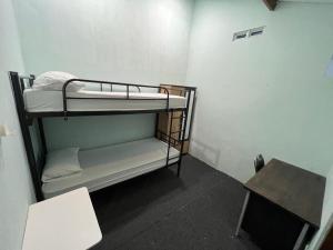 Katil dua tingkat atau katil-katil dua tingkat dalam bilik di Faire BNB Homestay