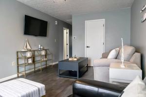 - un salon avec un canapé et une télévision dans l'établissement Oasis on Empire in Thornville, à Thornville