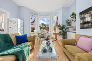 אזור ישיבה ב-Artist's Bright Hampstead Heath Village 2 bed