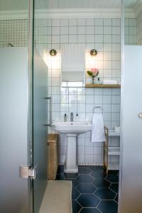 bagno con lavandino e specchio di Collection Luxury Accommodation: 7 On Murray Apartment 7 a Stellenbosch