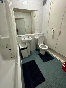 y baño con aseo y lavamanos. en Private room in Glasgow City Center, en Glasgow