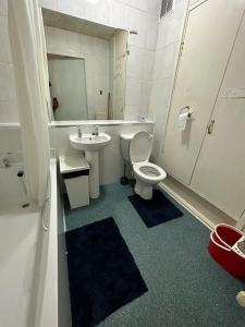 y baño con aseo y lavamanos. en Private room in Glasgow City Center, en Glasgow
