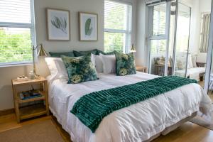 una camera da letto con un grande letto con una coperta verde di Collection Luxury Accommodation: 7 On Murray Apartment 7 a Stellenbosch