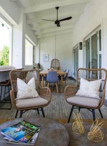 un soggiorno con tavolo e sedie in vimini di Collection Luxury Accommodation: 7 On Murray Apartment 7 a Stellenbosch