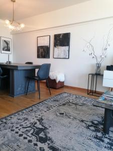 een woonkamer met een bureau en een stoel bij CoZB in Brugge