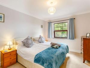 2 Bed in Dartmoor 83841 في أيفي بريدج: غرفة نوم مع سرير مع دمية دب عليها