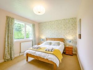 Un pat sau paturi într-o cameră la 3 Bed in Craster 82988