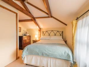 Schlafzimmer mit einem Bett und einem Fenster in der Unterkunft 1 bed property in Appleby Cumbria SZ034 in Appleby