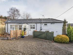 ein weißes Haus mit einem grünen Tor davor in der Unterkunft 1 bed property in Appleby Cumbria SZ034 in Appleby