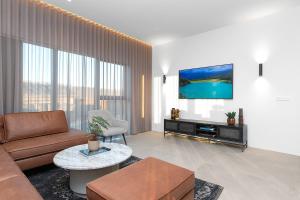 un soggiorno con divano e TV di Luxury Villa in the South - Perfect Location a Ölfus