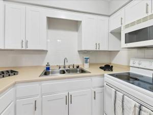 Cucina o angolo cottura di Designed and Cozy 1BR With Parking Near Stores