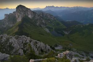 a view of a mountain range at sunset at Appartement Les Sonnailles in Les Allues