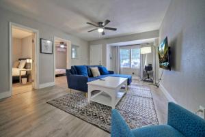 ein Wohnzimmer mit einem blauen Sofa und einem Tisch in der Unterkunft Great Value Stay Near Tesla in Austin
