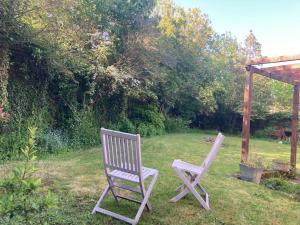 twee stoelen in het gras in een tuin bij Bluebelle in Bray