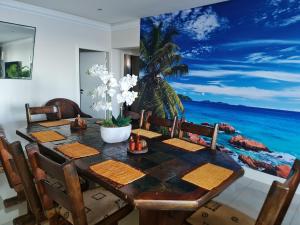 comedor con mesa y vistas al océano en 17 Santana Pebbles Penthouse en La Mercy
