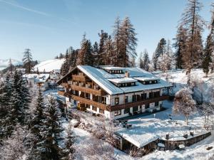 uma vista aérea de uma casa na neve em Hotel Mont Floris Obereggen em Obereggen