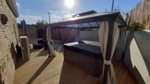 Balkón nebo terasa v ubytování Superbe Gîte bord de mer avec jacuzzi 6 personnes