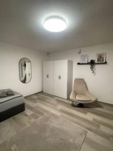 a room with a bed and a toilet in it at Monteurwohnung Kassel, 4 Personen in Niestetal