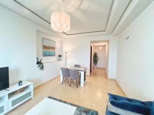 Convenient 2 Bedroom with Seaview في طنجة: غرفة معيشة مع طاولة وأريكة