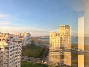 z góry widok na miasto z wysokimi budynkami w obiekcie Convenient 2 Bedroom with Seaview w mieście Tanger