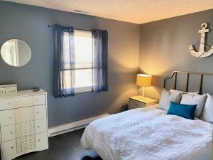 - une chambre avec un lit, une commode et une fenêtre dans l'établissement Oasis on Empire in Thornville, à Thornville