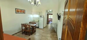 - une cuisine et une salle à manger avec une table et des chaises dans l'établissement Termas Posada del Siglo XIX, à Termas del Daymán
