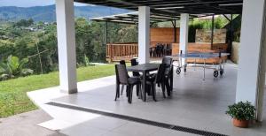 un patio con mesa y sillas. en HOSPEDAJE VILLA SAMARA, en Guatapé