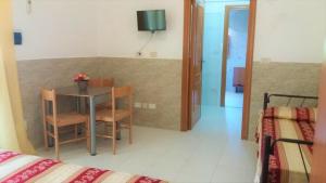 سرير أو أسرّة في غرفة في Hotel Residence Villa Ascoli