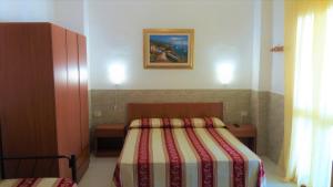 سرير أو أسرّة في غرفة في Hotel Residence Villa Ascoli