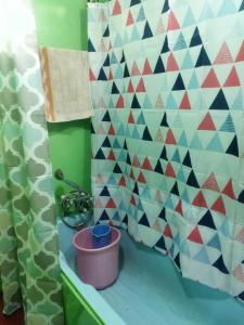 una habitación con una mesa con una pared colorida en H.B Holiday home en Srinagar