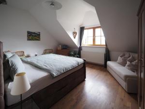 a bedroom with a bed and a couch at Jutta´s Ferientraum in Kottes