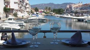 Gallery image of Hotel Portofino by InsideHome in Empuriabrava