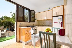 - une cuisine avec une table et des bananes dans l'établissement Apartamento la Solapa, à Pájara