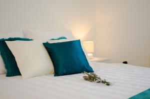- un oreiller bleu et des fleurs sur le lit dans l'établissement Studio apartment Stella, à Labin