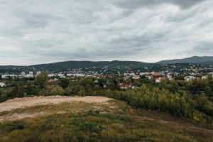 Blick auf eine Stadt von der Spitze eines Hügels in der Unterkunft Špansko view -Comfy apartment in Zagreb