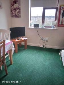 TV a/nebo společenská místnost v ubytování Edwards Cosy B&B