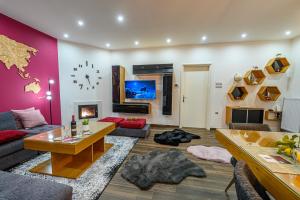 Posezení v ubytování Eclectic 2BR apartment