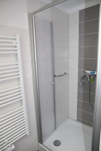 a shower with a glass door in a bathroom at Ruth in Warin