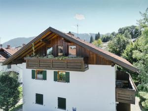 ein Haus mit einem Balkon an der Seite in der Unterkunft Ferienwohnung Lampl 7 in Bad Kohlgrub