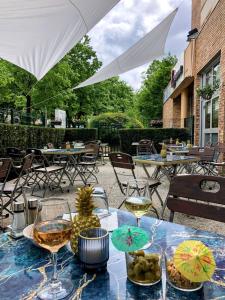 una mesa con copas de vino y fruta. en Campanile Paris Ouest - Nanterre - La Défense, en Nanterre