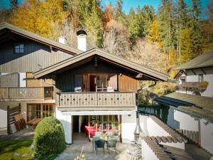 a house with a balcony with a table and chairs at Ferienhaus Alpenliebe in Grainau in Grainau