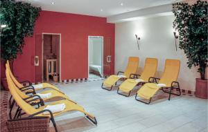 ザンクト・アントン・アム・アールベルクにあるStunning Apartment In St, Anton With Internet And Saunaの黄色い椅子と赤い壁の待合室