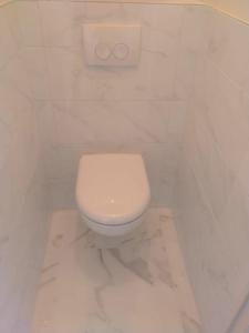 パリにあるStudio Operaの白い壁のバスルーム(白いトイレ付)