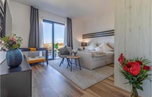 un salon avec un lit et une table dans l'établissement 3 Bedroom Awesome Home In Orbanici, à Orbanići