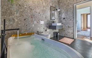 La salle de bains est pourvue d'une baignoire et d'un lavabo. dans l'établissement 3 Bedroom Awesome Home In Orbanici, à Orbanići