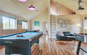 Bøtø ByにあるNice Home In Idestrup With Sauna, Wifi And Indoor Swimming Poolのビリヤードルーム(ビリヤード台付)