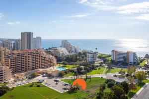 eine Luftansicht einer Stadt mit Gebäuden und dem Meer in der Unterkunft #198 City and Ocean View Balcony with AC Studio in Portimão