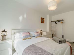 una camera bianca con un grande letto bianco con cuscini di 4 Bed in Whitley Bay 87396 a Whitley Bay